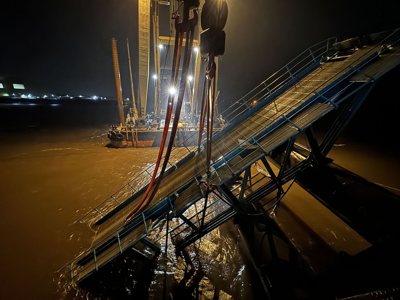 Beleuchtete Rampe und Ponton bei Nacht am Wasser
