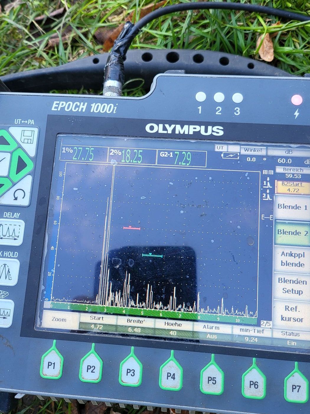 Ultraschall-Prüfgerät Olympus EPOCH 1000i mit Echo-Darstellung auf dem Display